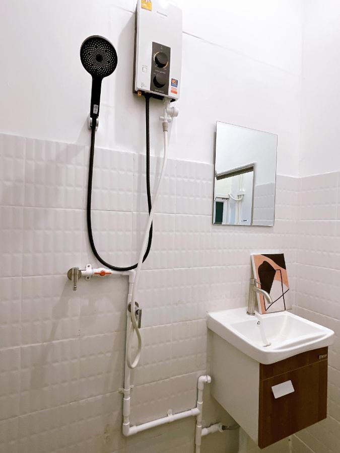 Lively And Cozy Canal House ,Entire House バンコク都 エクステリア 写真